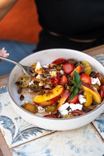 Garden salad with peach, tomato and creamy cheese